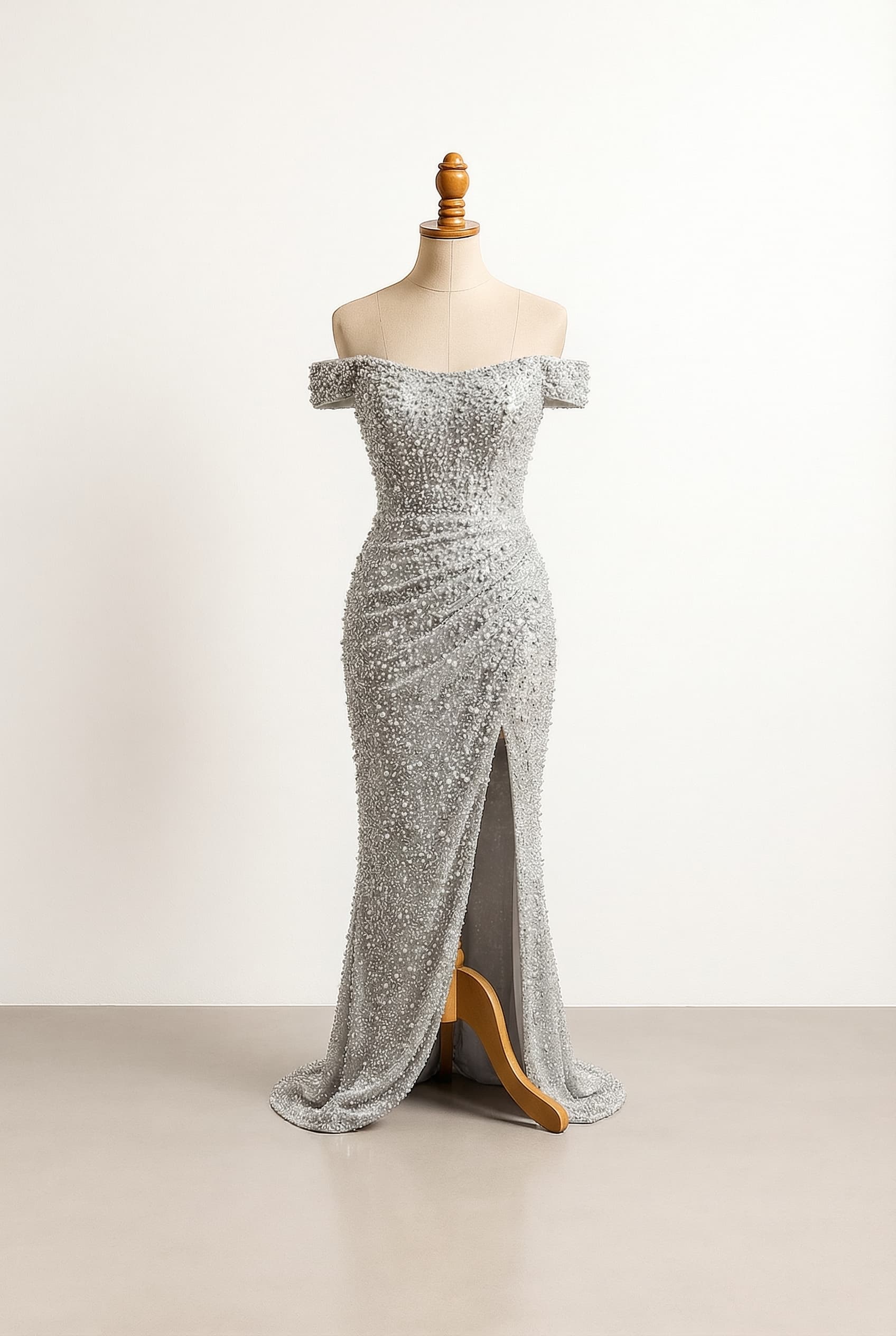 Fitted dress with a high slit and off the shoulder