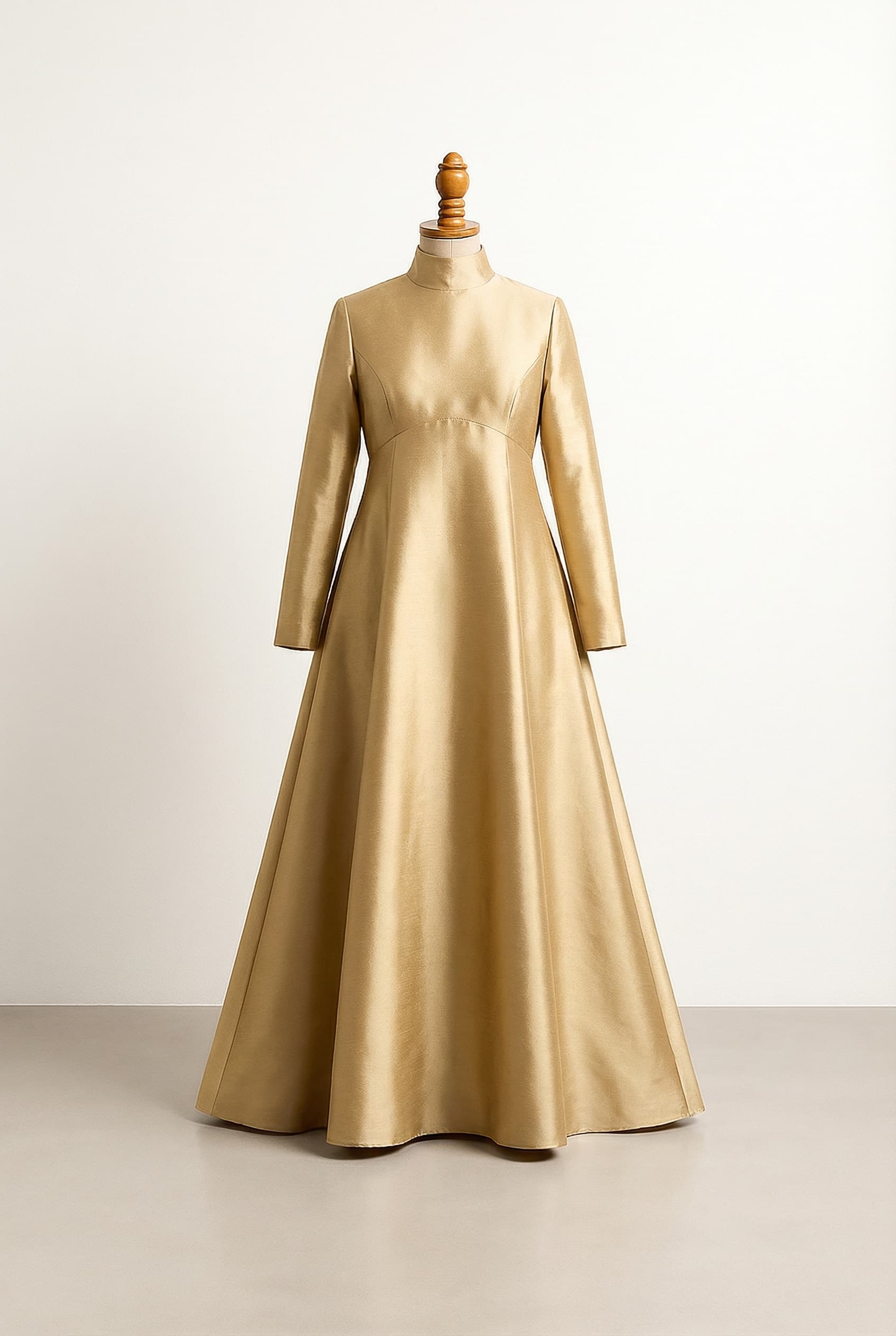 A luxurious gown with high collar - something that a medieval queen would wear